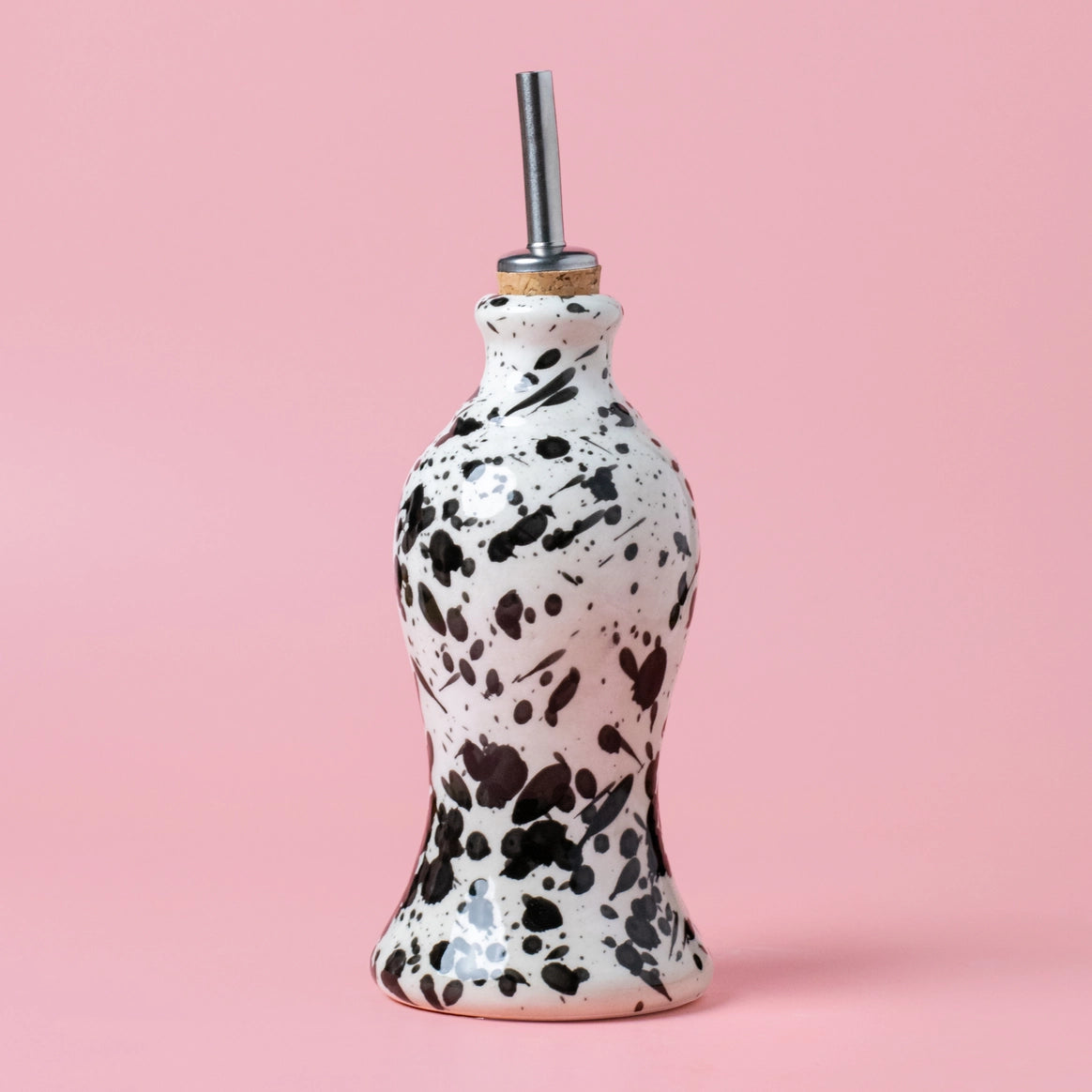 The GALAXY Breakfast Grater and Oil Pourer Kit by Alfar Tierra Cocida, featuring a stylish black speckled design with a cork stopper and metal spout, makes an ideal gift for kitchen enthusiasts.