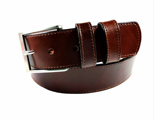 The Creaciones Corpas Vaquetilla Leather Belt features a Zamak buckle, two loops, and visible stitching, shown coiled in a circle on a white background.