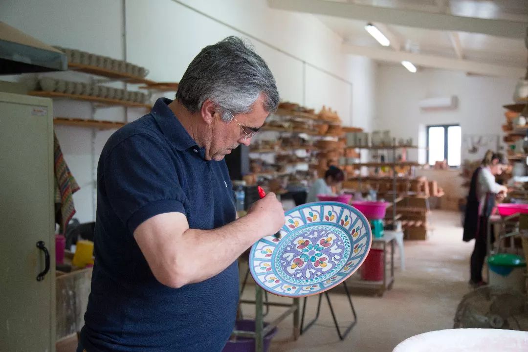 Xarazarte founder painting ceramic plate In Corval